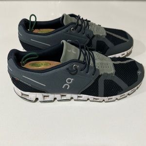On cloud sneakers size 9